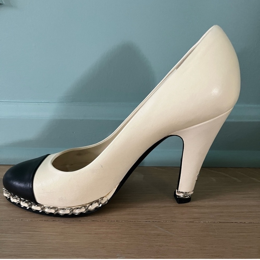 CHANEL Cream Leather Heel Pumps with CC Heel Detail - Picture 5 of 7